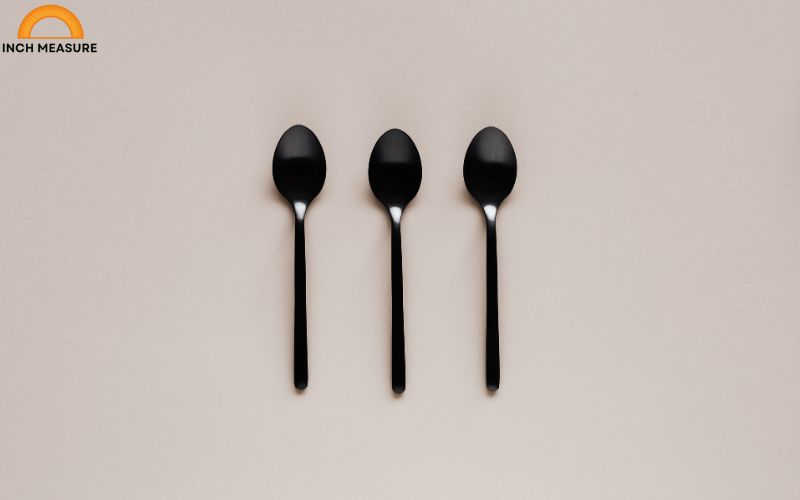 A teaspoon, found in every kitchen, is another excellent example of a 4 cm object. The bowl of a standard teaspoon—the part that holds liquid or ingredients—is typically about 4 cm wide.