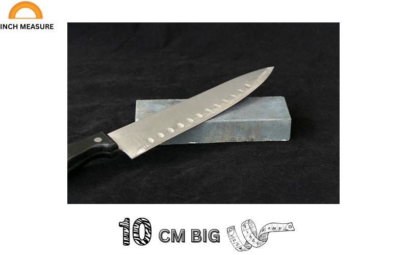 The blade of a small kitchen knife, such as a paring knife, is often around 10 cm long. Paring knives are used for precise tasks like peeling fruit, trimming vegetables, or mincing herbs. The 10 cm blade length is ideal for these tasks because it offers enough cutting surface for control without being unwieldy.