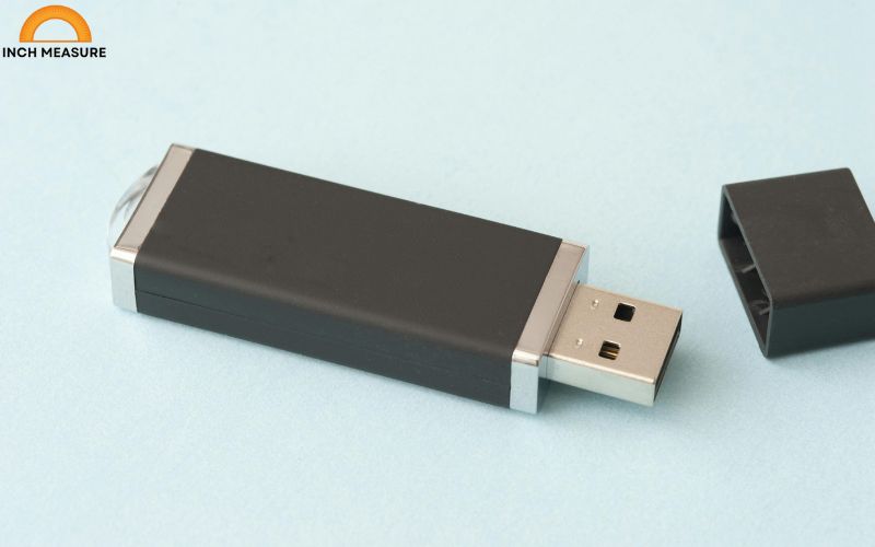 USB flash drives, used for data storage and transfer, are compact devices that often measure around 4 cm in width (excluding the protective cap or connector).