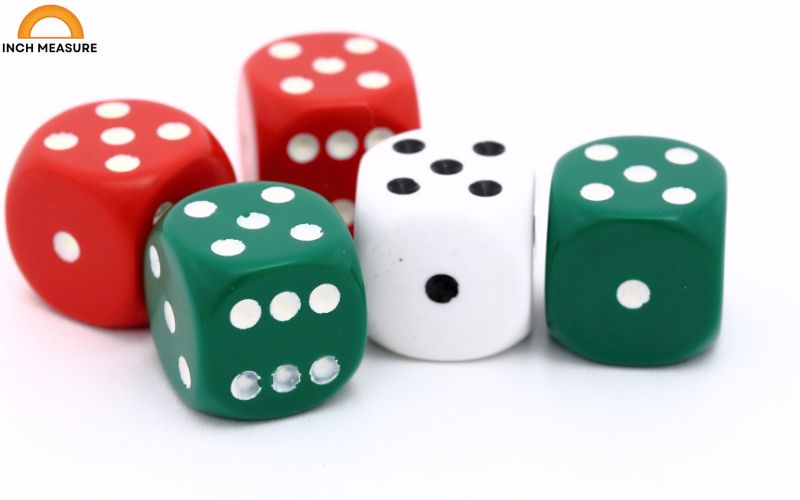 A standard six-sided die, used in board games and gambling, has an edge-to-edge length of about 4 cm in many larger sets, particularly those used in educational or oversized games.