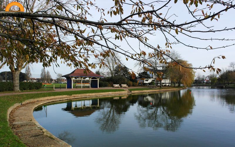 Some lakes or reservoirs have a width of about 500 meters. Imagine rowing or swimming across a lake of this size, or standing on one shore and looking to the other.