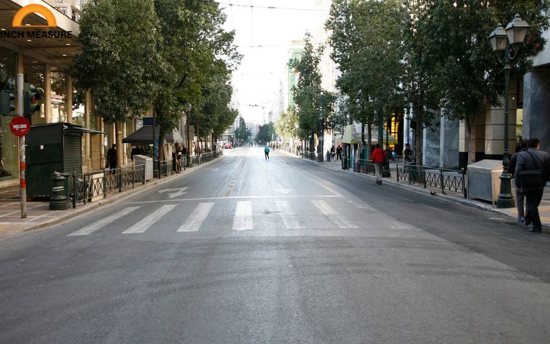 In urban environments, 500 meters often corresponds to a long city street or a series of blocks. In cities like Chicago or Manhattan, where blocks are relatively uniform, a north-south block might be around 80–100 meters. Walking 500 meters could mean traversing five to six blocks, depending on the city’s grid.